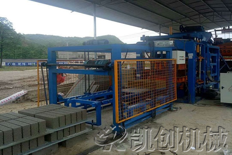 坦桑尼亚水泥砖机-空心砖机生产现场