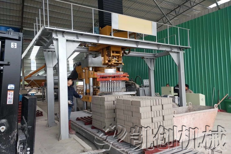 湖南全自动静压砖机生产现场