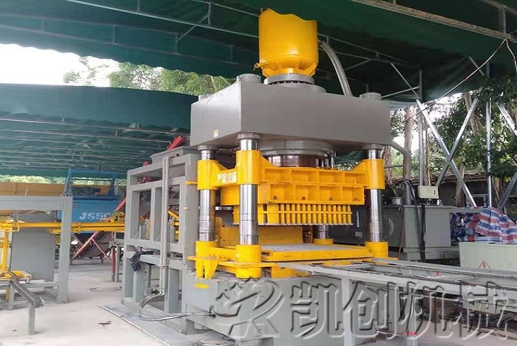 新疆液压砖机生产现场