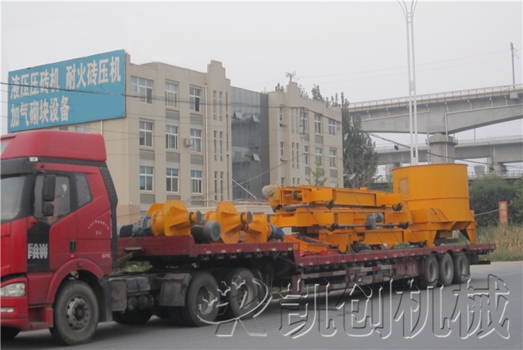 发往俄罗斯砖机设备发货现场