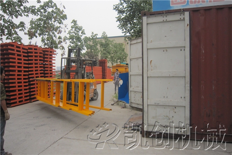 发往俄罗斯砖机设备发货现场